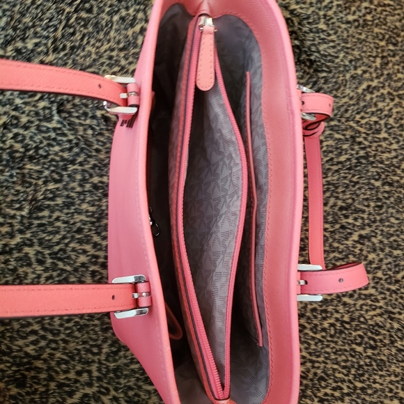 Michael Kors Pocket Tote w/ Matching Wristet - Picture 12 of 13